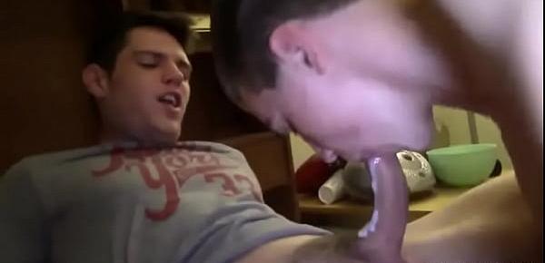  College bro gets roommate to blow him